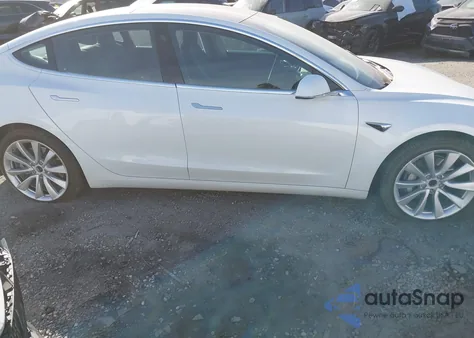 2018 Tesla Model 3 Long Range/Mid Range z USA, uszkodzony, nr VIN 5YJ3E1EAXJF126472